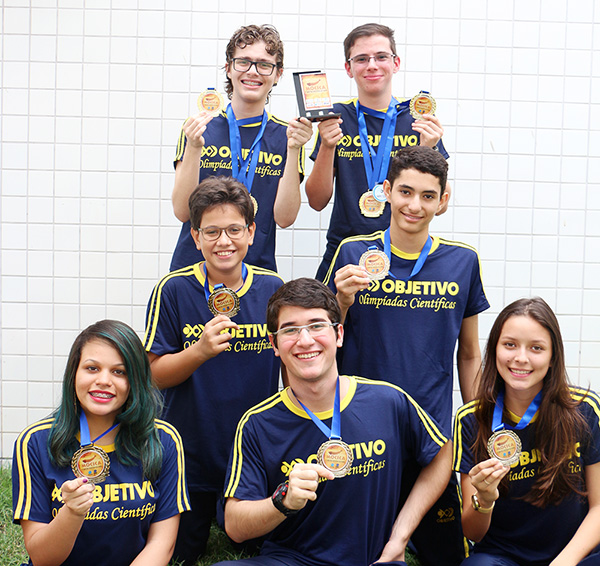 Foto com colegas durante premiação - Ensino Médio